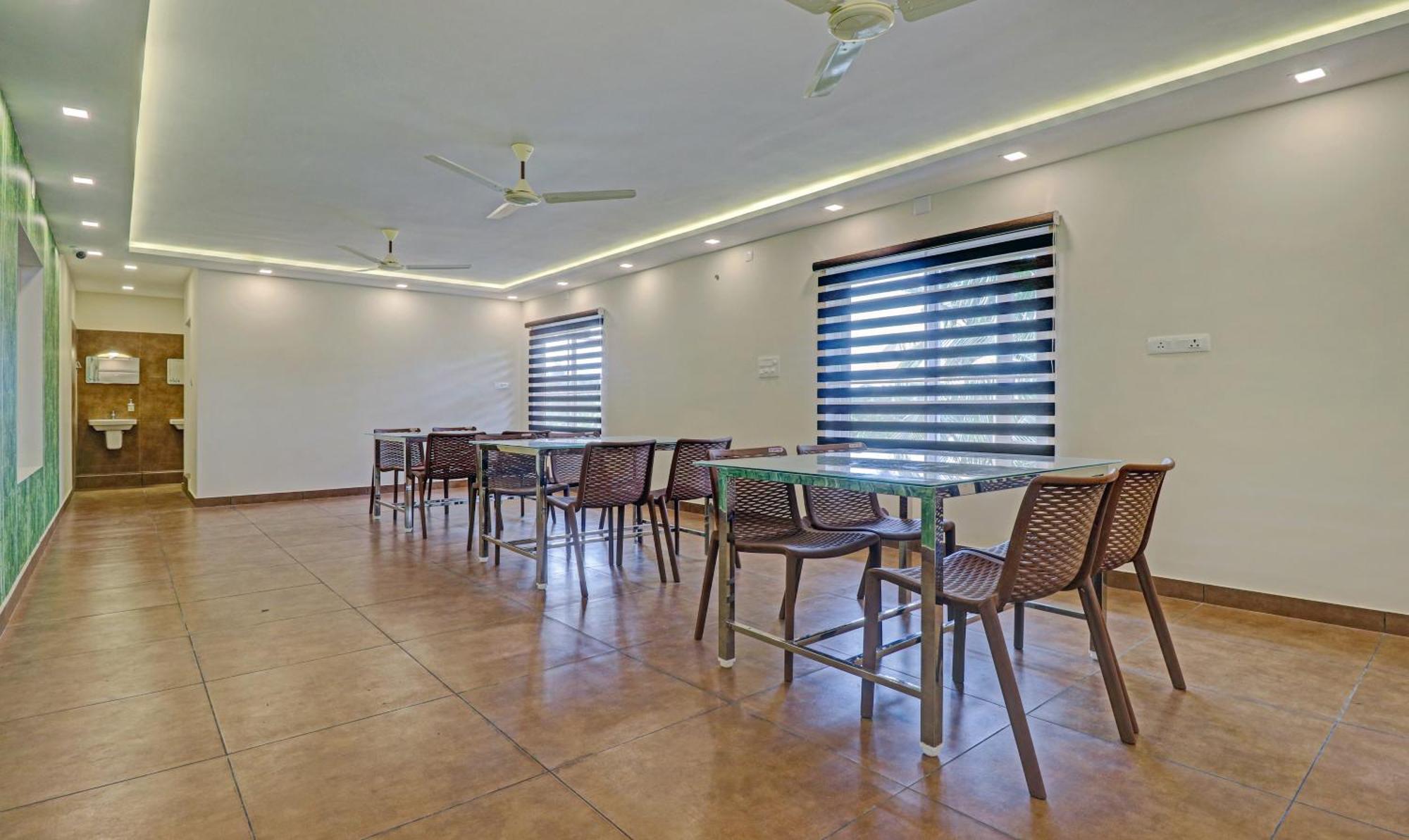 Отель Treebo Golden Terminal, Kochi Airport Экстерьер фото