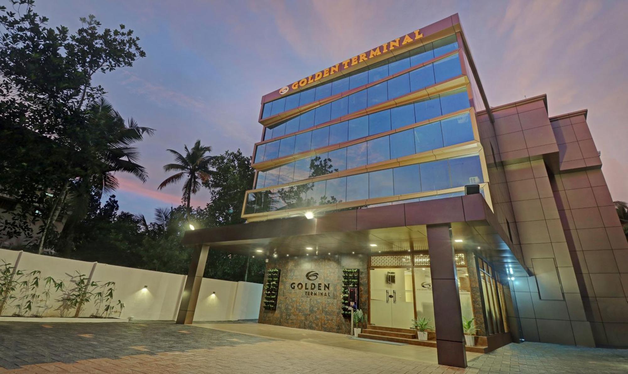 Отель Treebo Golden Terminal, Kochi Airport Экстерьер фото
