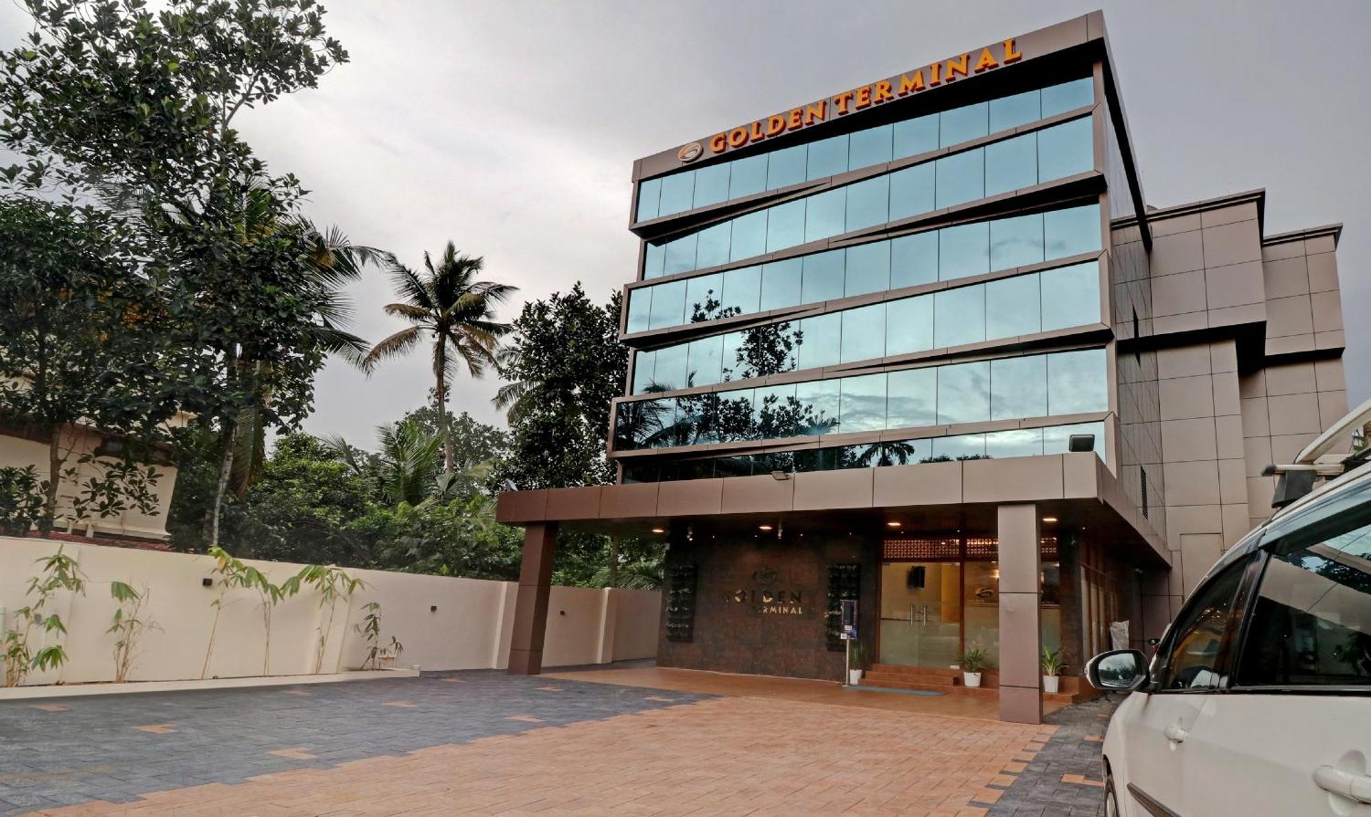 Отель Treebo Golden Terminal, Kochi Airport Экстерьер фото